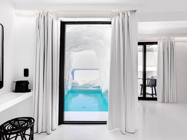 Tagoo Black Mykonos : photo 4 de la chambre hébergement double Économique avec piscine troglodyte privée