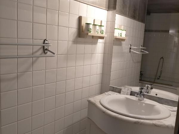 Hotel de Savoie : photo 7 de la chambre chambre triple - vue sur canal