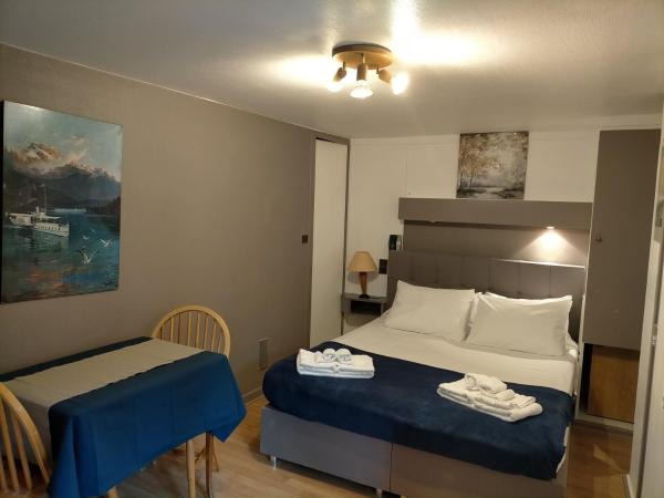 Hotel de Savoie : photo 4 de la chambre chambre quadruple avec vue sur cour