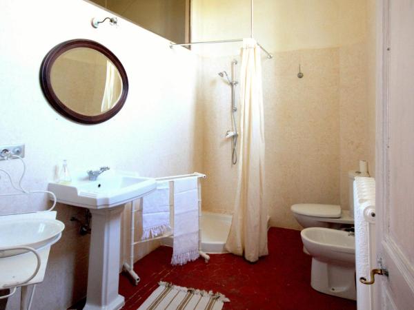 B&B en Provence- Villa Saint Marc : photo 5 de la chambre chambre double ou lits jumeaux - vue sur montagnes