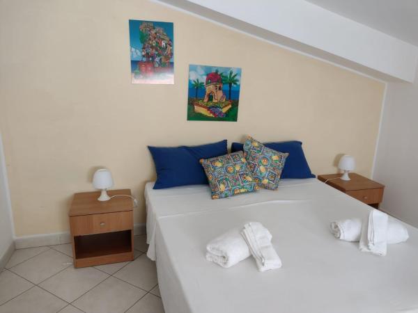 Butterfly Apartments : photo 1 de la chambre grande chambre triple avec salle de bains commune