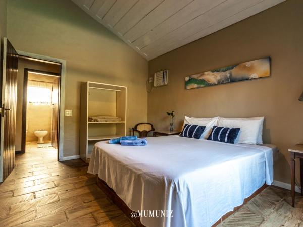 Morada do Sol Guest House : photo 1 de la chambre chambre lit queen-size - vue sur piscine