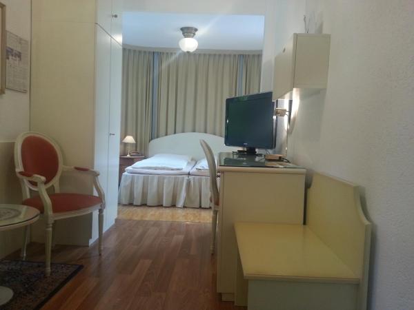 Hotel Colibrì : photo 1 de la chambre chambre double avec vue partielle sur le lac