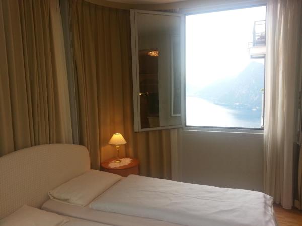 Hotel Colibrì : photo 3 de la chambre chambre double avec vue partielle sur le lac
