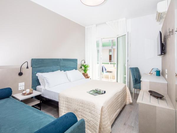 Hotel Pigalle : photo 5 de la chambre chambre double ou lits jumeaux supérieure avec terrasse