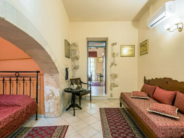 Belmondo Hotel : photo 3 de la chambre suite supérieure avec terrasse et jacuzzi - vue sur vieille ville