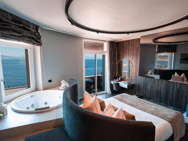 Relais sul Mare Boutique Hotel : photo 1 de la chambre suite supérieure avec bain à remous - vue sur mer
