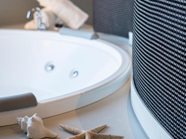 Relais sul Mare Boutique Hotel : photo 8 de la chambre suite supérieure avec bain à remous - vue sur mer