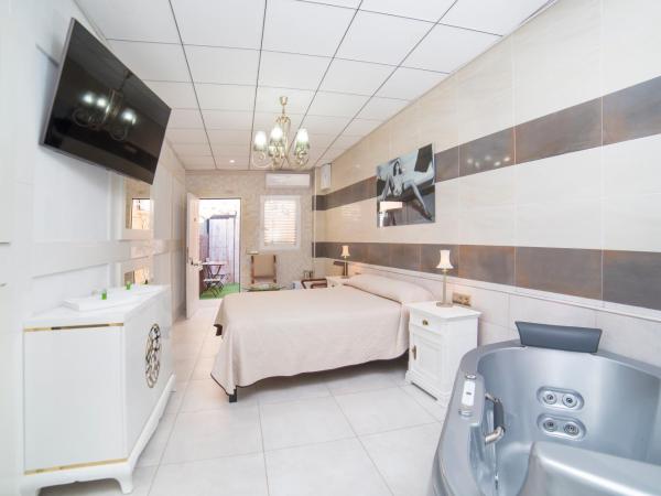 L'Otelet By Sweet : photo 10 de la chambre suite lit queen-size avec baignoire spa