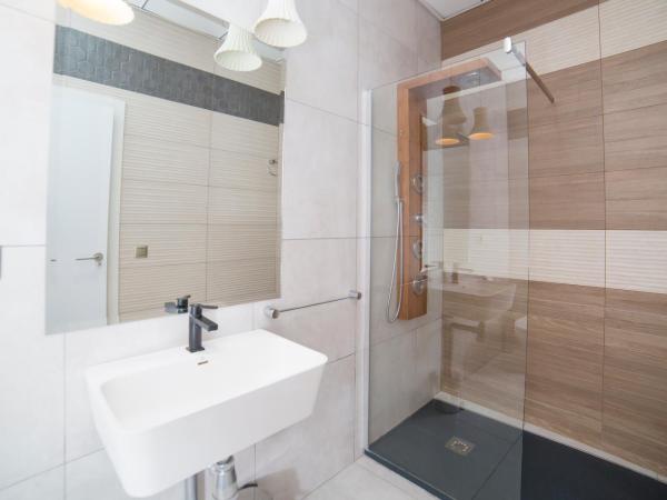 L'Otelet By Sweet : photo 6 de la chambre suite lit queen-size avec baignoire spa