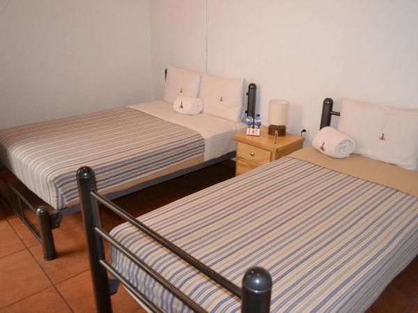 Mexico City Hostel : photo 2 de la chambre chambre double avec 2 lits doubles et salle de bains privative