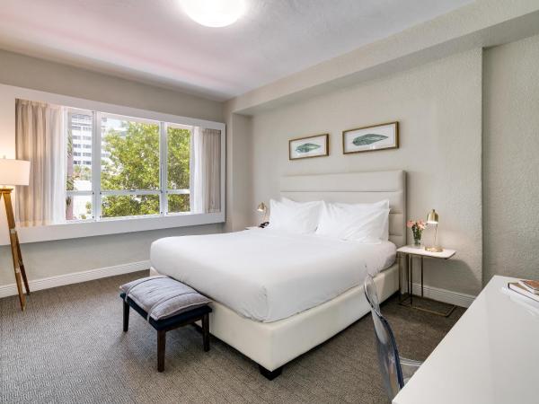 Crest Hotel Suites : photo 3 de la chambre  chambre lit king-size standard