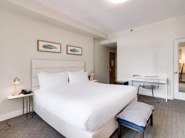 Crest Hotel Suites : photo 4 de la chambre  chambre lit king-size standard