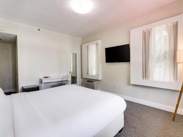 Crest Hotel Suites : photo 2 de la chambre  chambre lit king-size standard