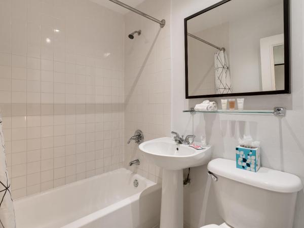 Crest Hotel Suites : photo 5 de la chambre chambre double standard avec 2 lits doubles