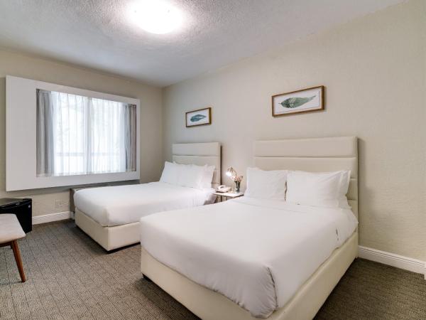 Crest Hotel Suites : photo 4 de la chambre chambre double standard avec 2 lits doubles
