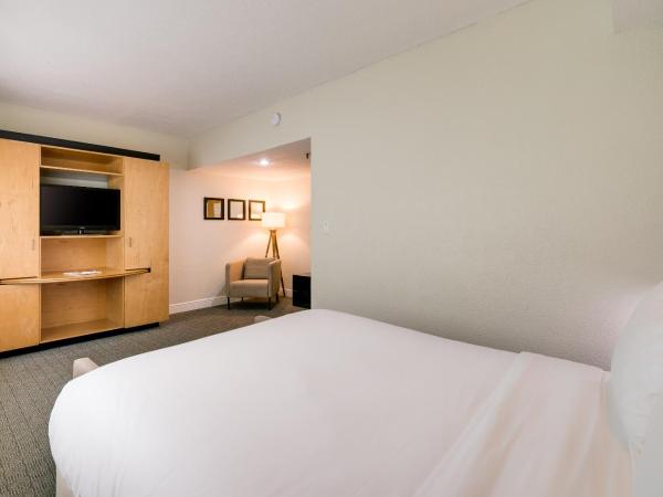 Crest Hotel Suites : photo 3 de la chambre chambre lit queen-size standard 