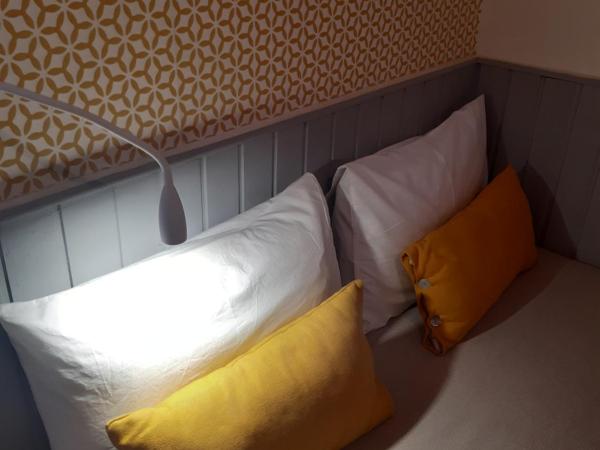 Hotel Chez Benat : photo 2 de la chambre chambre triple avec toilettes communes
