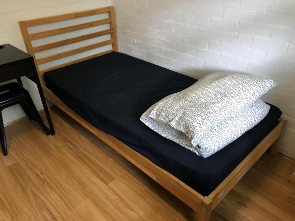 South Yarra Hostel : photo 1 de la chambre chambre lits jumeaux avec salle de bains commune