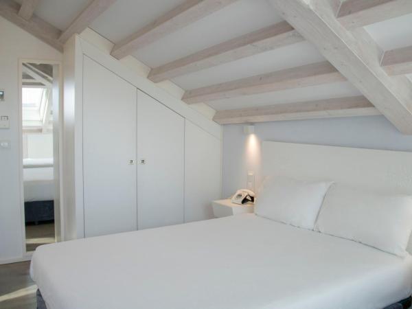 Hotel Alda San Bieito : photo 8 de la chambre chambre familiale supérieure