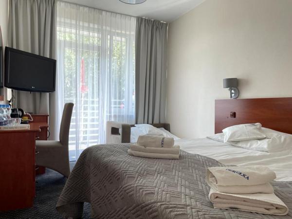 Ośrodek Perełka : photo 2 de la chambre chambre double avec balcon (2 adultes + 1 enfant)