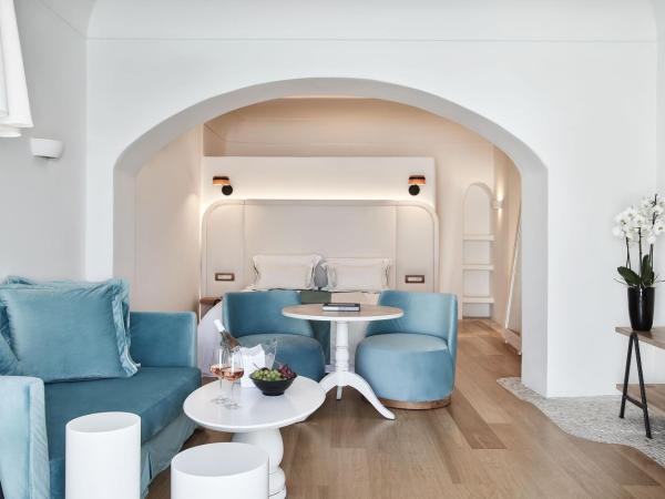 Katikies Kirini Santorini - The Leading Hotels Of The World : photo 3 de la chambre suite lune de miel - vue sur piscine et caldeira