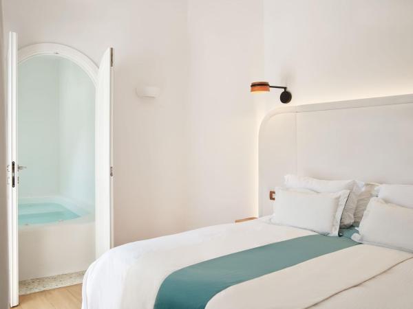 Katikies Kirini Santorini - The Leading Hotels Of The World : photo 2 de la chambre suite supérieure avec vue sur la caldeira