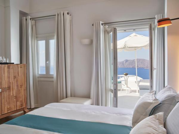Katikies Kirini Santorini - The Leading Hotels Of The World : photo 4 de la chambre suite junior avec baignoire en plein air - vue sur caldeira
