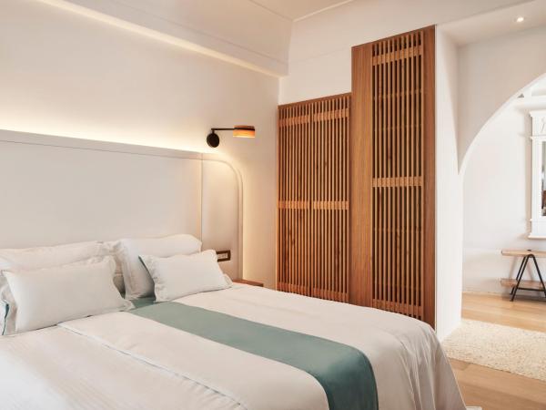 Katikies Kirini Santorini - The Leading Hotels Of The World : photo 3 de la chambre suite junior avec baignoire en plein air - vue sur caldeira