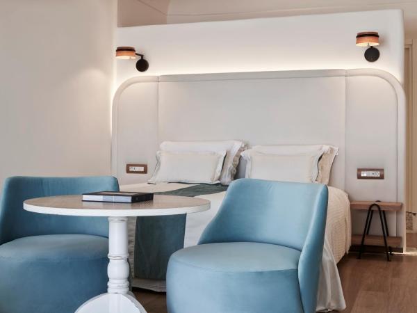 Katikies Kirini Santorini - The Leading Hotels Of The World : photo 4 de la chambre suite lune de miel - vue sur piscine et caldeira