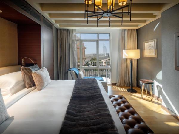 Kempinski Hotel Mall of the Emirates, Dubai : photo 3 de la chambre chalet 2 chambres aspen - accès au snow park de ski dubaï pour 2 personnes- service de majordome privé - navette aéroport dxb - accès au salon avec goûter - cocktails en soirée - rafraîchissements sans alcool et canapés