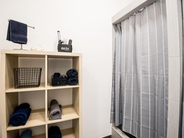 Brix Hostel : photo 8 de la chambre chambre lits jumeaux privée avec salle de bains commune