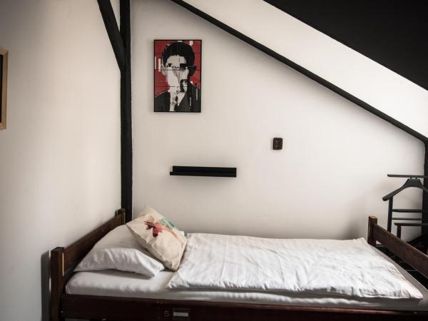 Brix Hostel : photo 2 de la chambre chambre lits jumeaux privée avec salle de bains commune