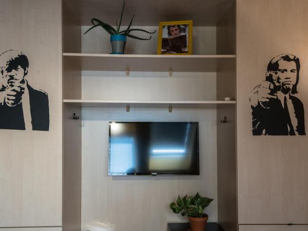 Brix Hostel : photo 8 de la chambre chambre quadruple avec salle de bains privative