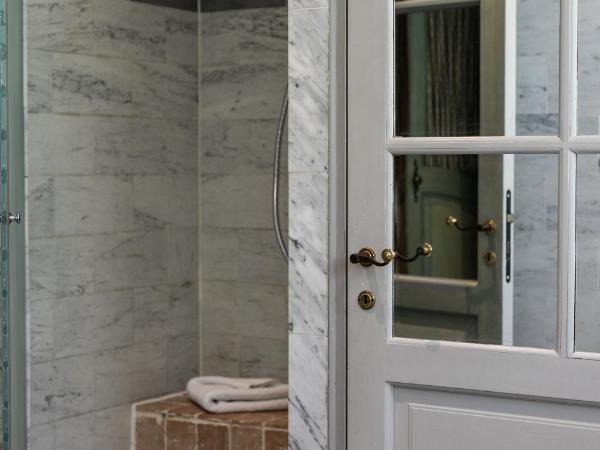 Café de Paris : photo 5 de la chambre suite - vue sur ville