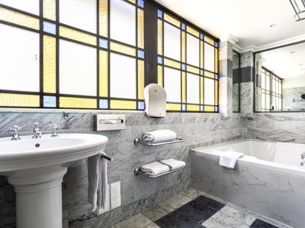 Café de Paris : photo 4 de la chambre suite - vue sur ville