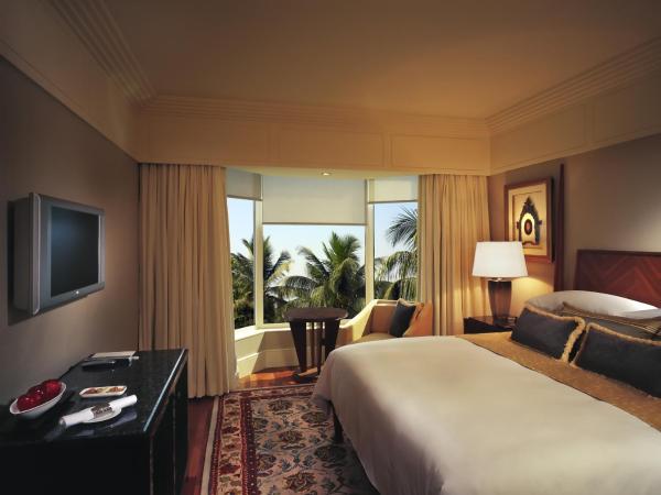 The Leela Mumbai : photo 3 de la chambre premier double or twin room with pool view with 1+1 happy hours are from 5pm to 7pm at 6 degrees on selected brands