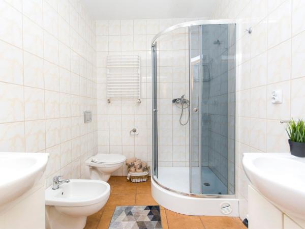 Akademikus Toruń : photo 8 de la chambre chambre familiale avec salle de bains privative