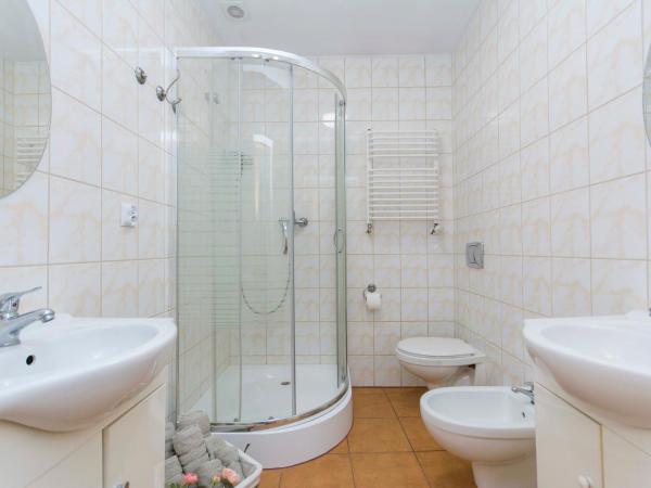 Akademikus Toruń : photo 6 de la chambre chambre double standard avec salle de bains commune