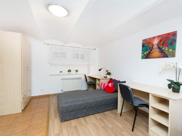 Akademikus Toruń : photo 7 de la chambre chambre familiale avec salle de bains privative