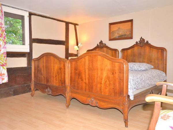 CHEZ CECILE Bed and Breakfast chez le VIGNERON : photo 1 de la chambre chambre double avec lit d'appoint