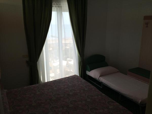 Hotel Cambridge : photo 5 de la chambre chambre triple avec balcon et vue partielle sur la mer