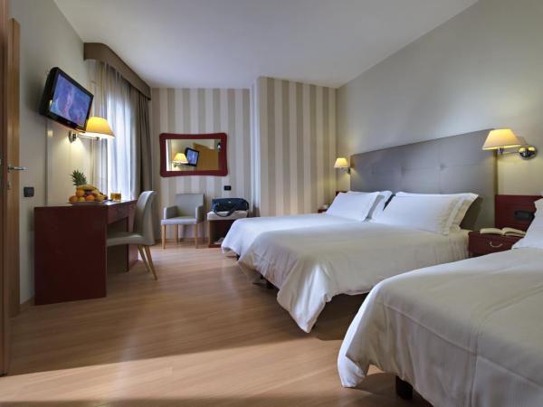 Hotel Orient & Pacific : photo 3 de la chambre chambre double ou lits jumeaux - vue partielle sur mer