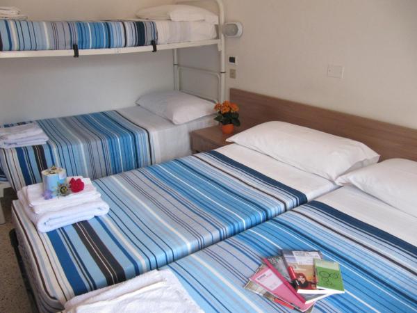 Hotel Villa Elia : photo 3 de la chambre chambre quadruple avec balcon