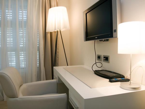 Hotel Park Makarska : photo 1 de la chambre suite lit queen-size – vue sur mer