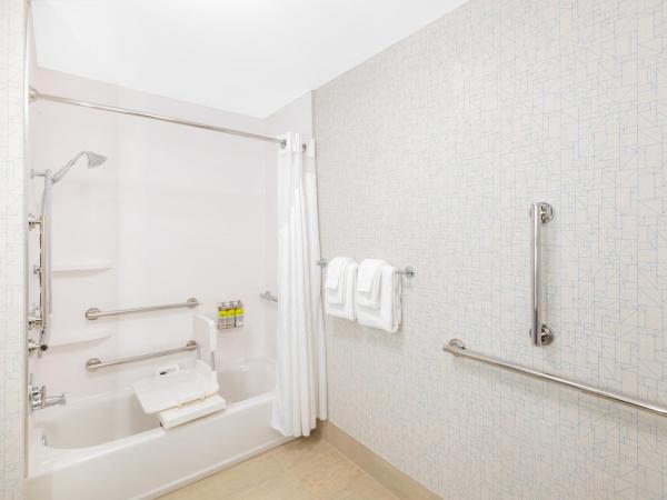 Holiday Inn Express & Suites - Phoenix - Airport North, an IHG Hotel : photo 2 de la chambre standard queen room with two queen beds and mobility accessible tub