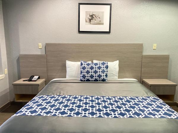 Island Suites Hobby Airport : photo 7 de la chambre suite lit king-size avec jacuzzi