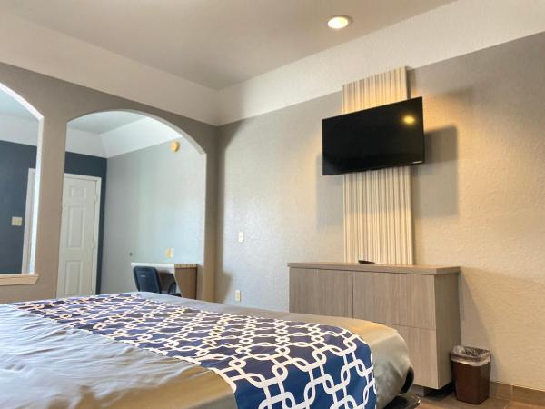 Island Suites Hobby Airport : photo 9 de la chambre suite lit king-size