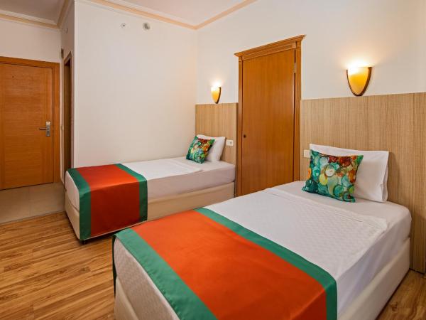 Club Mirabell Hotel All İnclusive : photo 4 de la chambre chambre familiale - vue sur jardin