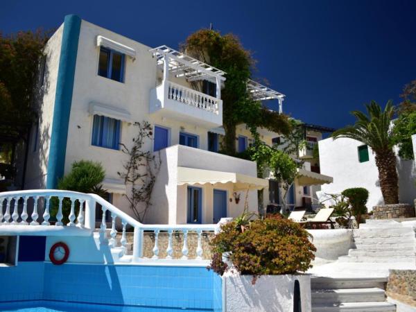 Room in Studio - Gorgeous Studio for 2 people, Swimming Pool and Sea View : photo 5 de la chambre chambre triple